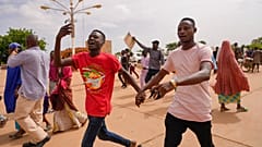 Seguidores de la junta gobernante de Níger animan en Niamey, Níger, el domingo 6 de agosto de 2023.