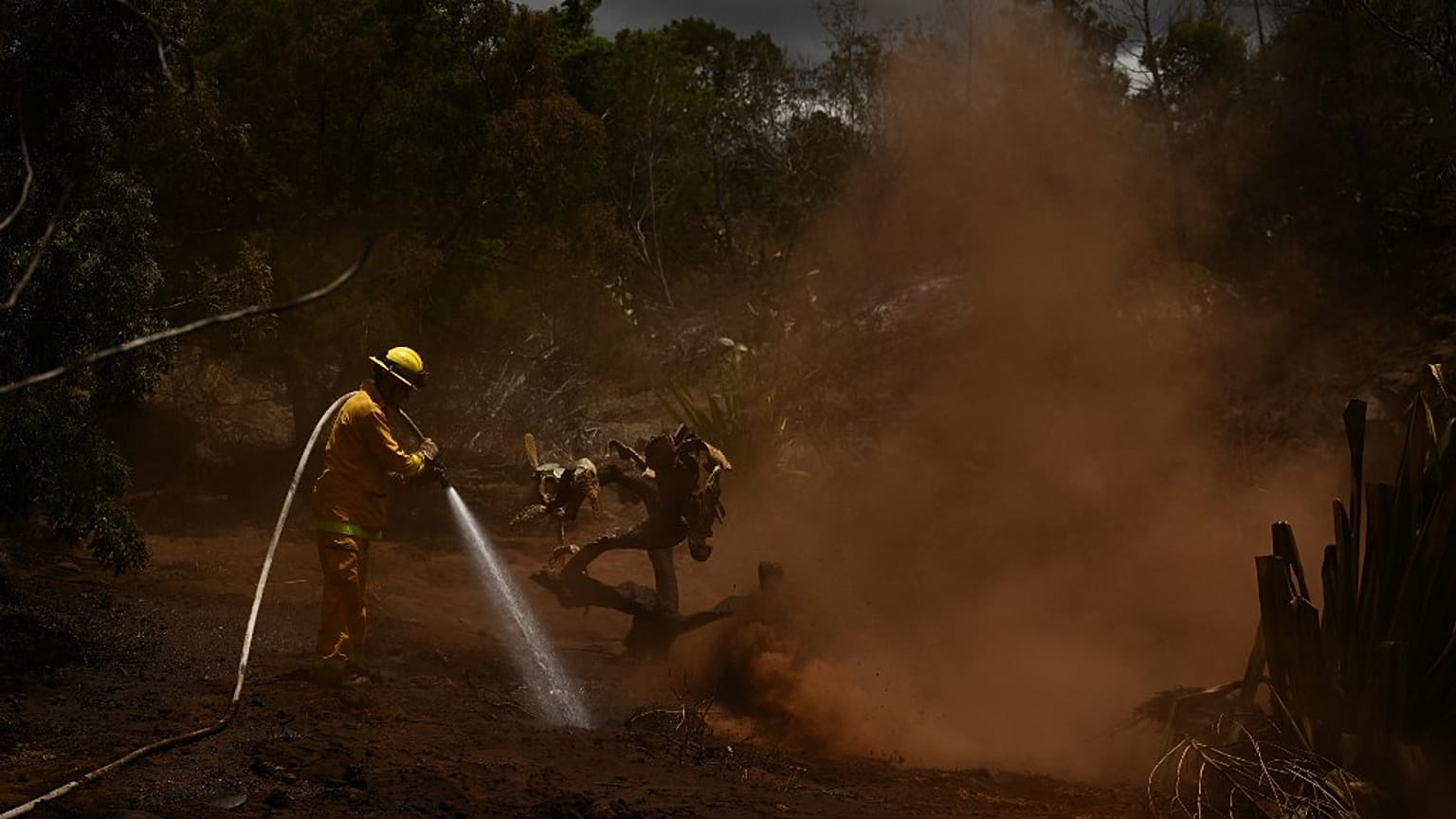 Le bilan, encore provisoire, s’élève à 93 morts. Beaucoup d’habitants n’ont pas été alertés sur le danger du feu et ont découvert les flammes à la porte de leur maison.