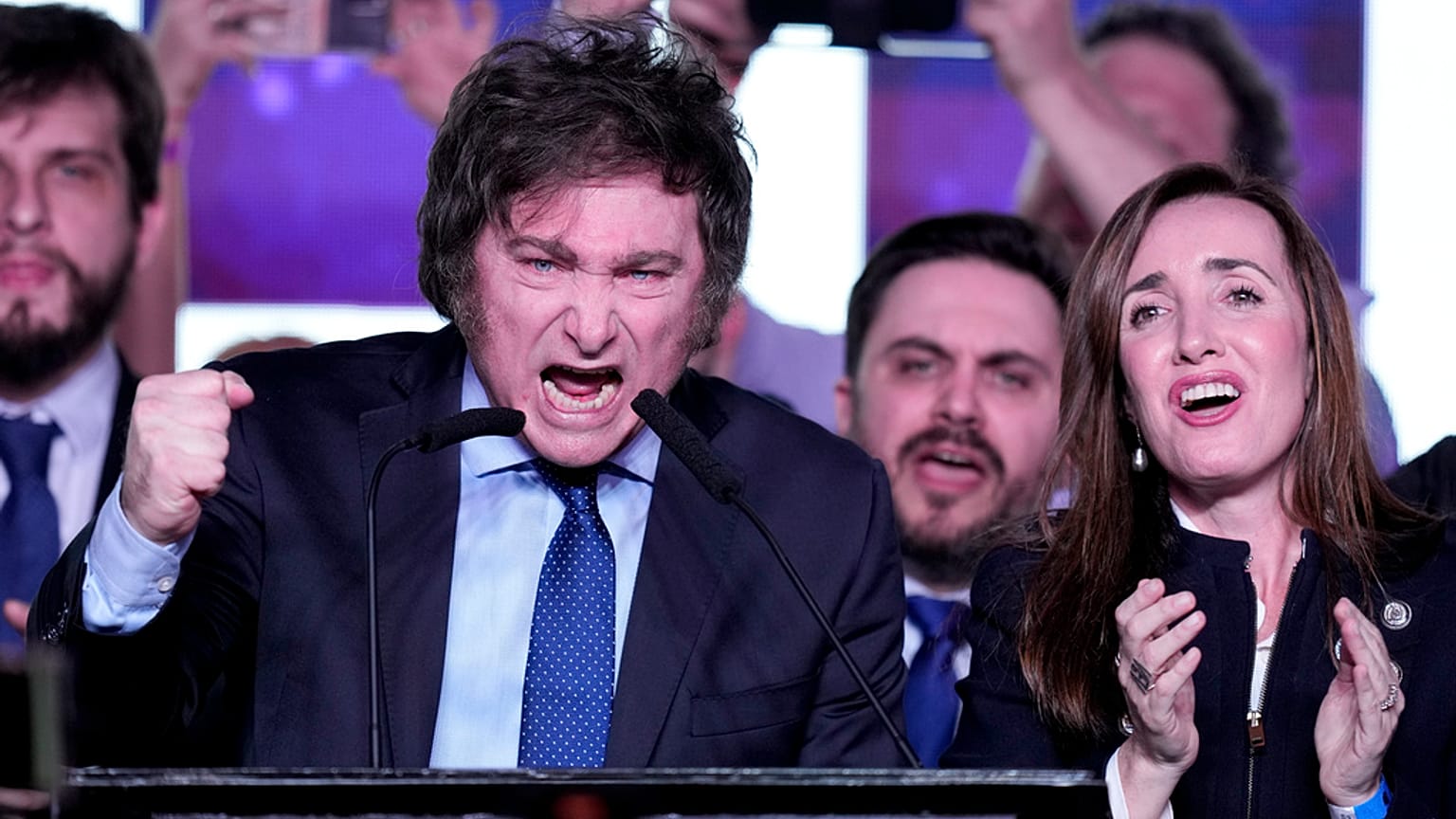 Javier Milei habla en su sede de campaña tras el cierre de los colegios electorales durante las elecciones primarias en Buenos Aires.