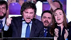 Javier Milei habla en su sede de campaña tras el cierre de los colegios electorales durante las elecciones primarias en Buenos Aires.