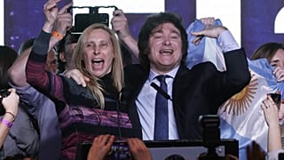 Javier Milei (r.) nach den Vorwahlen
