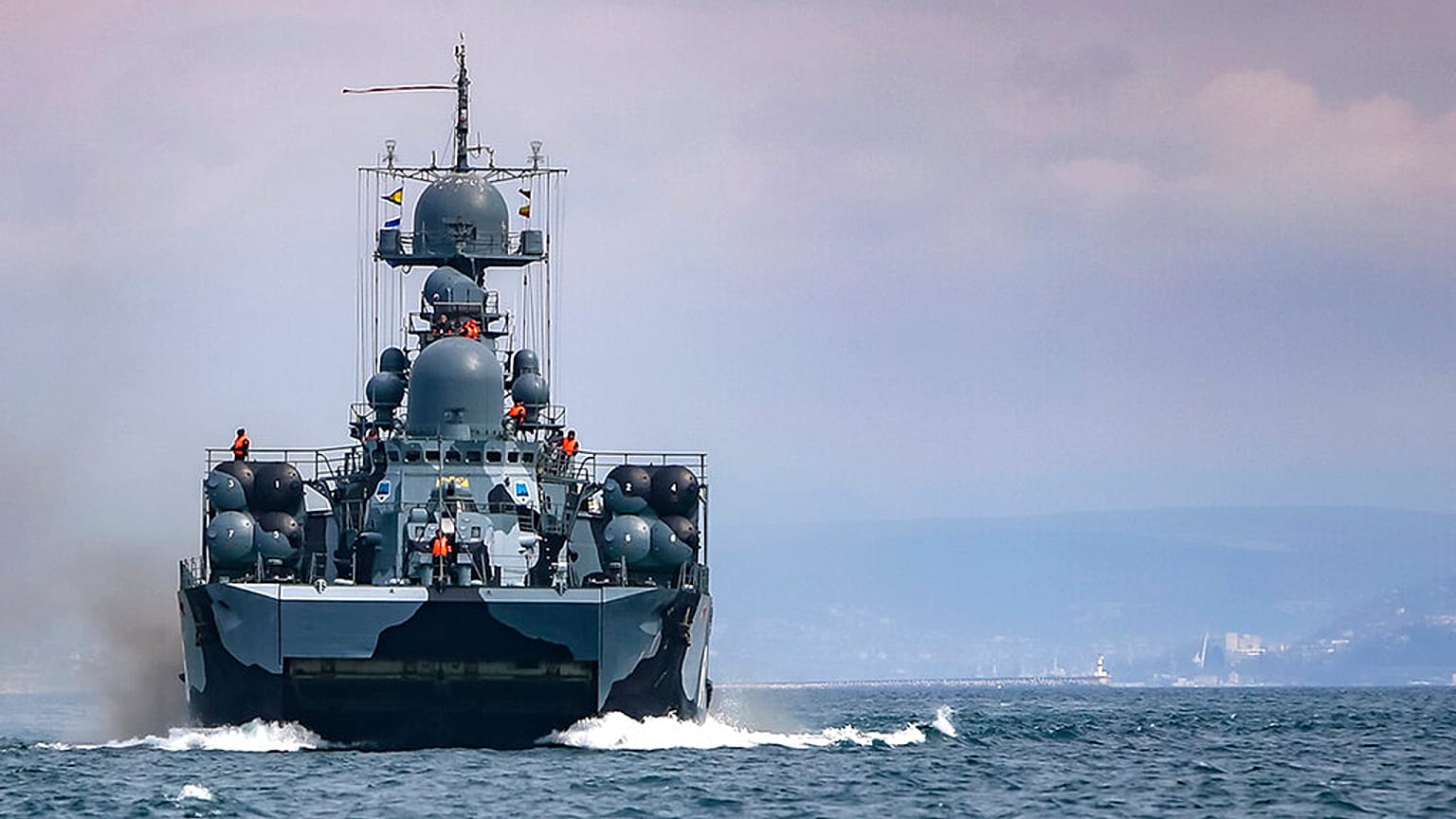 Rusya Donanması'na ait bir savaş gemisi