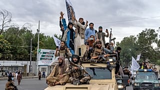 Tálib fegyveresek ünneplik a hatalomátvétel első évfordulóját Kabulban 2022. augusztus 15-én