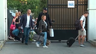Algunos fueron trasladados al aeropuerto en autobuses, mientras que otros parecen haber partido en sus coches.