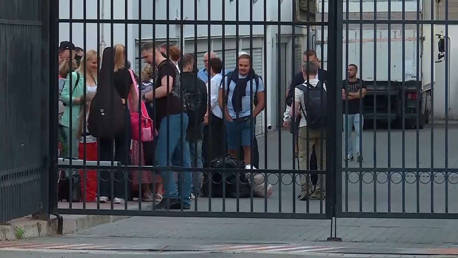 Посольство покинули десятки людей.