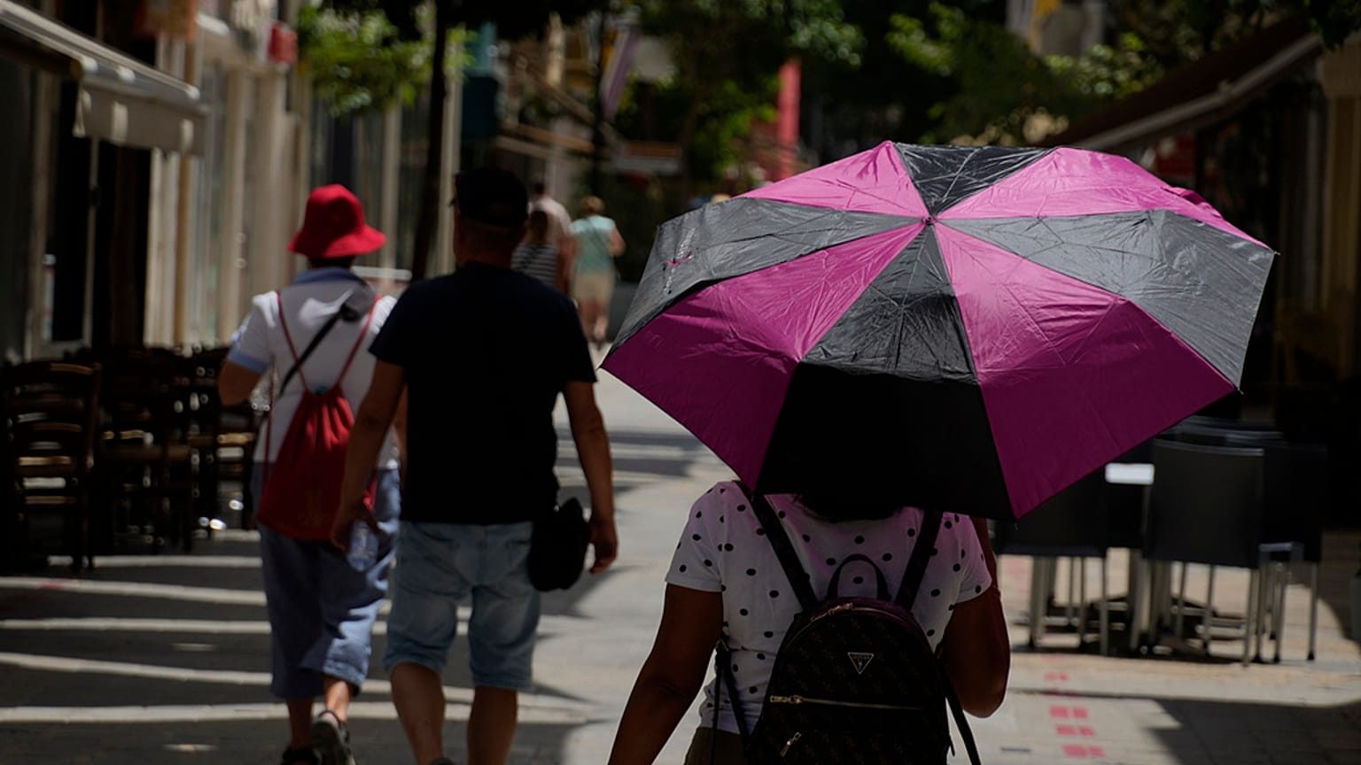 Ομπρέλα για τον καύσωνα σε κεντρικό δρόμο της Λευκωσίας