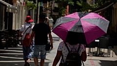 Ομπρέλα για τον καύσωνα σε κεντρικό δρόμο της Λευκωσίας