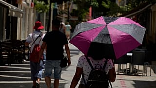 Ομπρέλα για τον καύσωνα σε κεντρικό δρόμο της Λευκωσίας