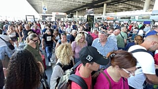 Etna Yanardağı'nın patlaması sonucu oluşan volkanik kül bulutu nedeniyle çok sayıda uçuşun iptal edilmesi ya da ertelenmesinin ardından Sicilya'daki Catania Havalimanı'nda kalabalıklar oluştu. 