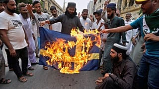 Radikális iszlamisták svéd zászlót égetnek a pakisztáni Karachiban 2023. július 7-én. 