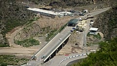 پل و پست بازرسی در جاده ای به سمت منطقه جدایی طلب قره باغ کوهستانی در ارمنستان، ژوئیه ۲۰۲۳