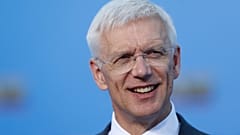 Krisjanis Karins nyilatkozik a sajtónak a vilniusi NATO-csúcsra való érkezésekor 2023. július 12-én