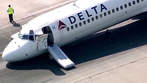 Самолет компании Delta приземляется без шасси в международном аэропорту Шарлотт Дуглас в среду, 28 июня 2023 г. в Шарлотте, штат Северная Каролина. 
