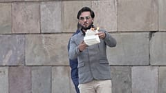 Мигрант из Ирака Салван Момика поджигает страницы Корана