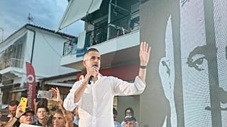 Ο Δήμαρχος Αθηναίων Κώστας Μπακογιάννης μιλάει στη μεγάλη διαδήλωση στη Χειμάρα για την απελευθέρωση του Φρέντι Μπελέρη