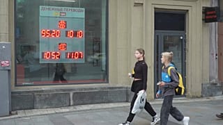 В понедельник российская валюта заметно подешевела по отношению к доллару и евро