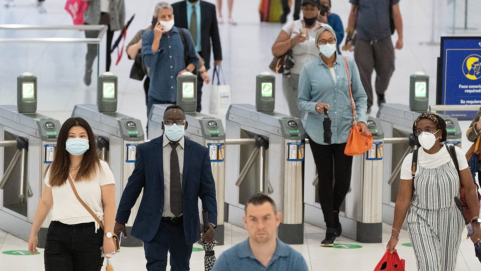 Des personnes traversent le World Trade Center, vendredi 9 juillet 2021, à New York.