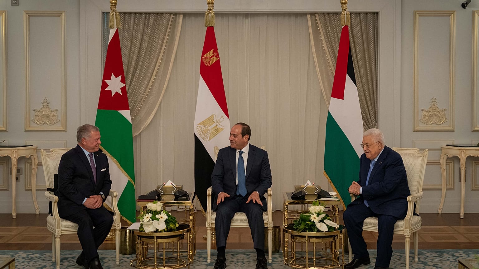 الرئيس المصري عبد الفتاح السيسي العاهل الأردني والرئيس الفلسطيني في مدينة العلمين في شمال مصر