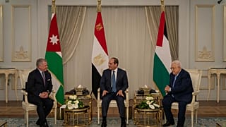 الرئيس المصري عبد الفتاح السيسي العاهل الأردني والرئيس الفلسطيني في مدينة العلمين في شمال مصر