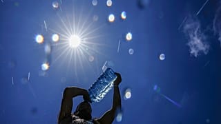 رجل يسكب الماء البارد على رأسه في بيروت، لبنان
