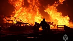 Heftige Flammen nach Explosionen an einer Tankstelle unweit von Machatschkala, in Dagestan