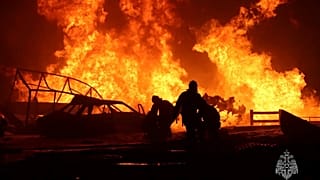 Heftige Flammen nach Explosionen an einer Tankstelle unweit von Machatschkala, in Dagestan