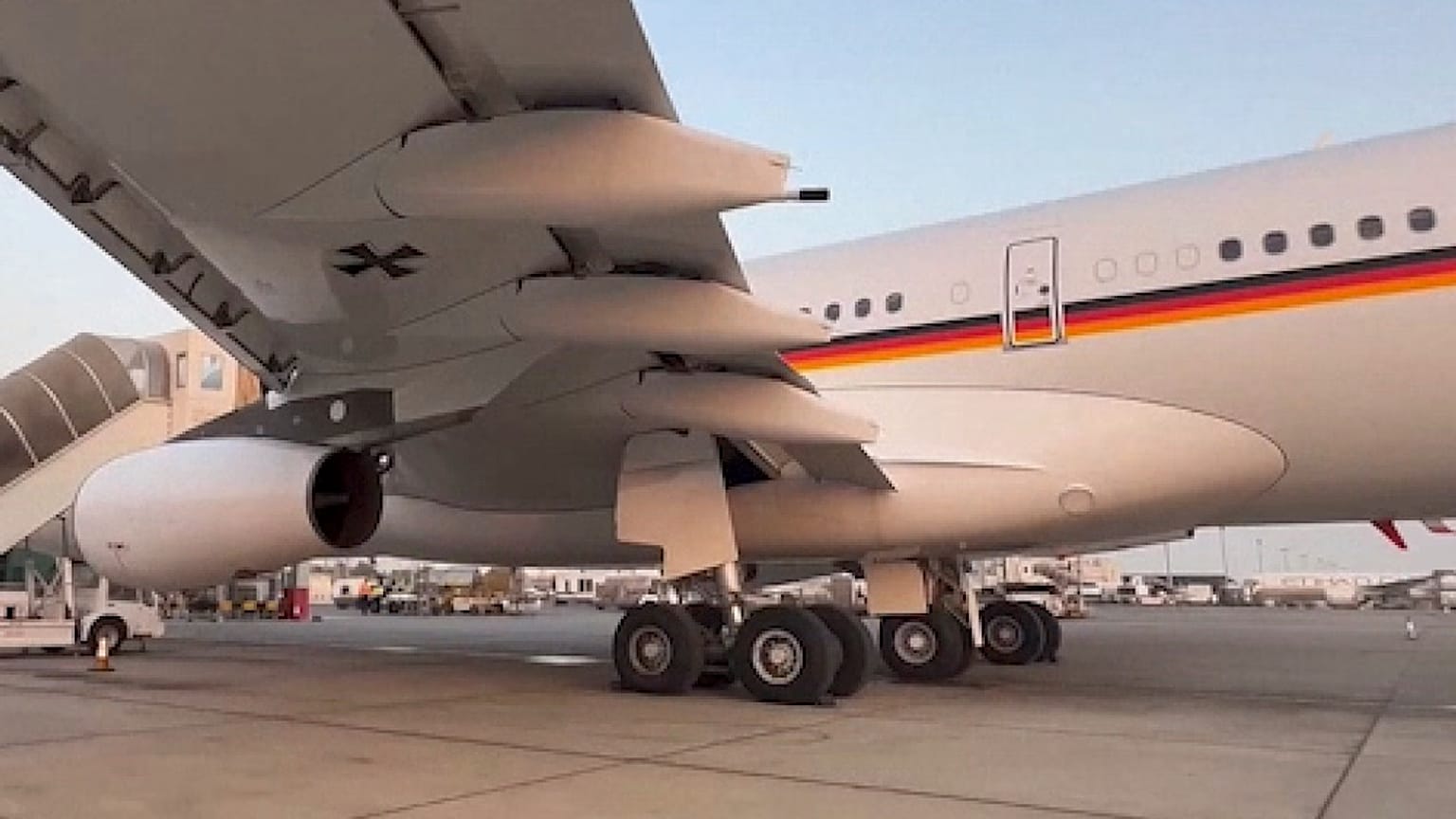 Avião teve de voltar a aterrar em Abu Dhabi.