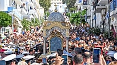 ιτανεία της εικόνας της Παναγίας, κατά τη διάρκεια των εκδηλώσεων εορτασμού της Κοιμήσεως της Θεοτόκου στην Τήνο,