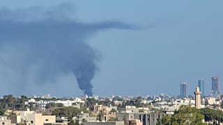 تصاعد الدخان وسط اشتباكات بين الجماعات المسلحة التابعة لحكومة الوحدة الوطنية الليبية ومقرها طرابلس في العاصمة الليبية، في 15 أغسطس / آب 2023.