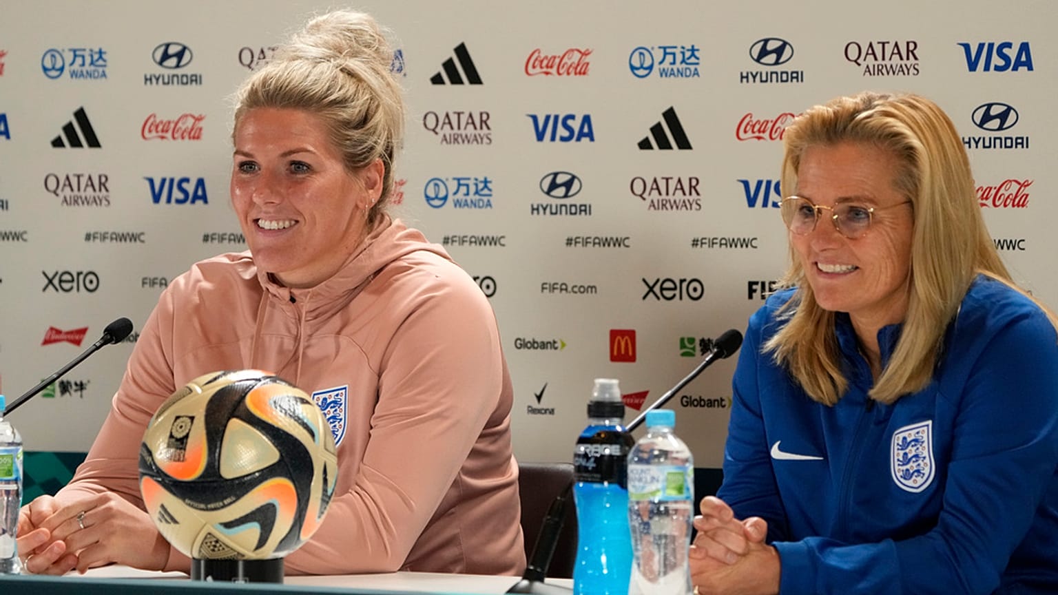 Mille Bright e Sarina Wiegman, ct della Nazionale inglese, durante la conferenza stampa prima della semifinale. (Sydney, 15.8.2023)