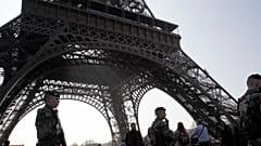 جنود فرنسيون يقومون بدورية في برج إيفل في باريس، فرنسا