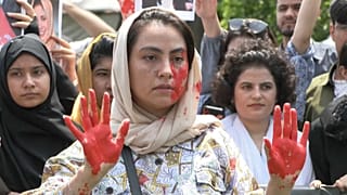 Mujeres inmigrantes afganas llevaron pancartas y gritaron consignas contra los talibanes afganos durante una protesta en Islamabad