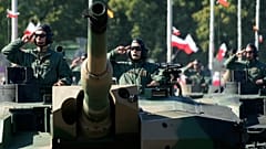 Desfile militar en el Día del Ejército en Varsovia (Polonia). 