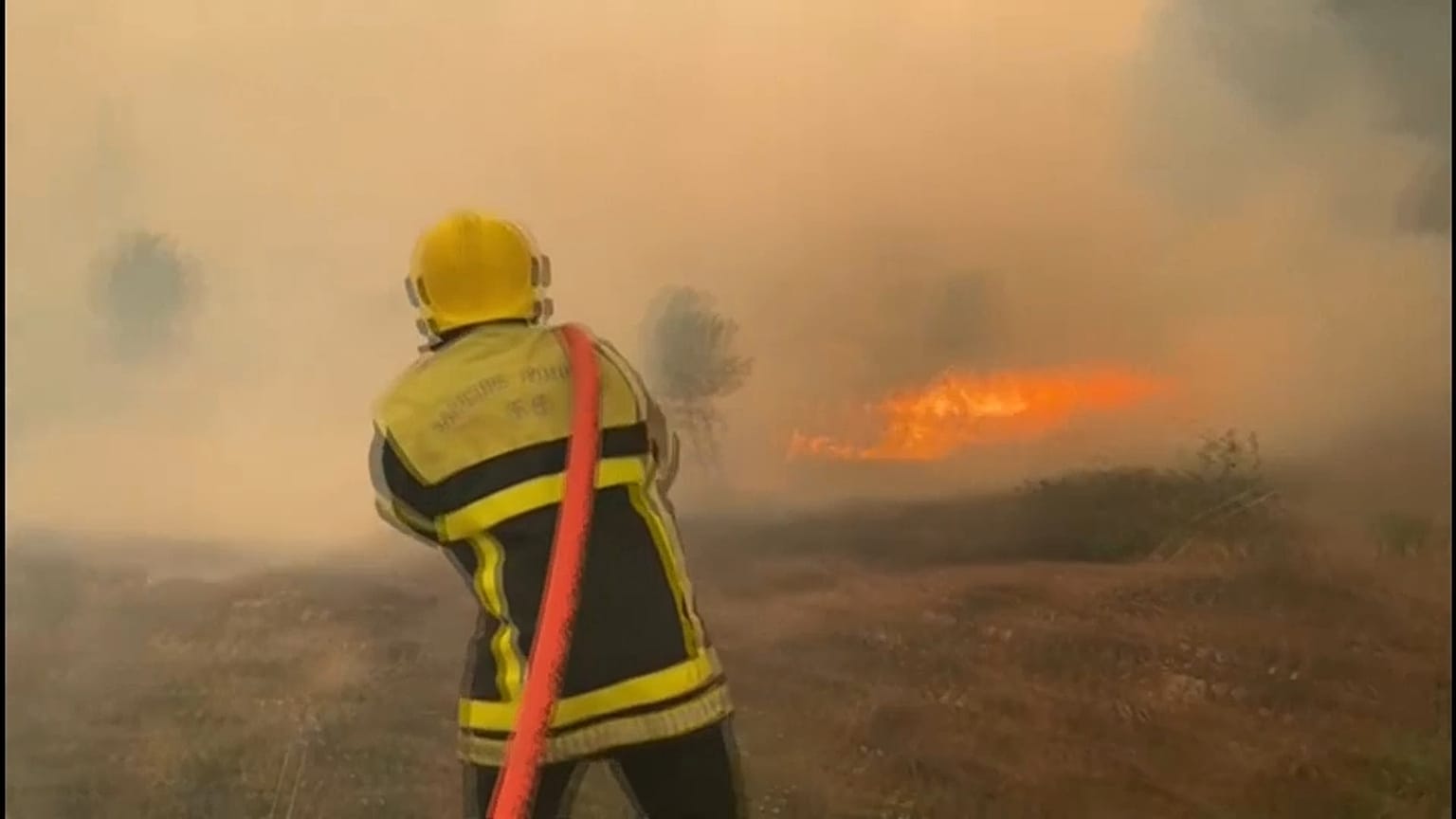 Bombeiros no combate às chamas a sul da cidade francesa de Perpignan