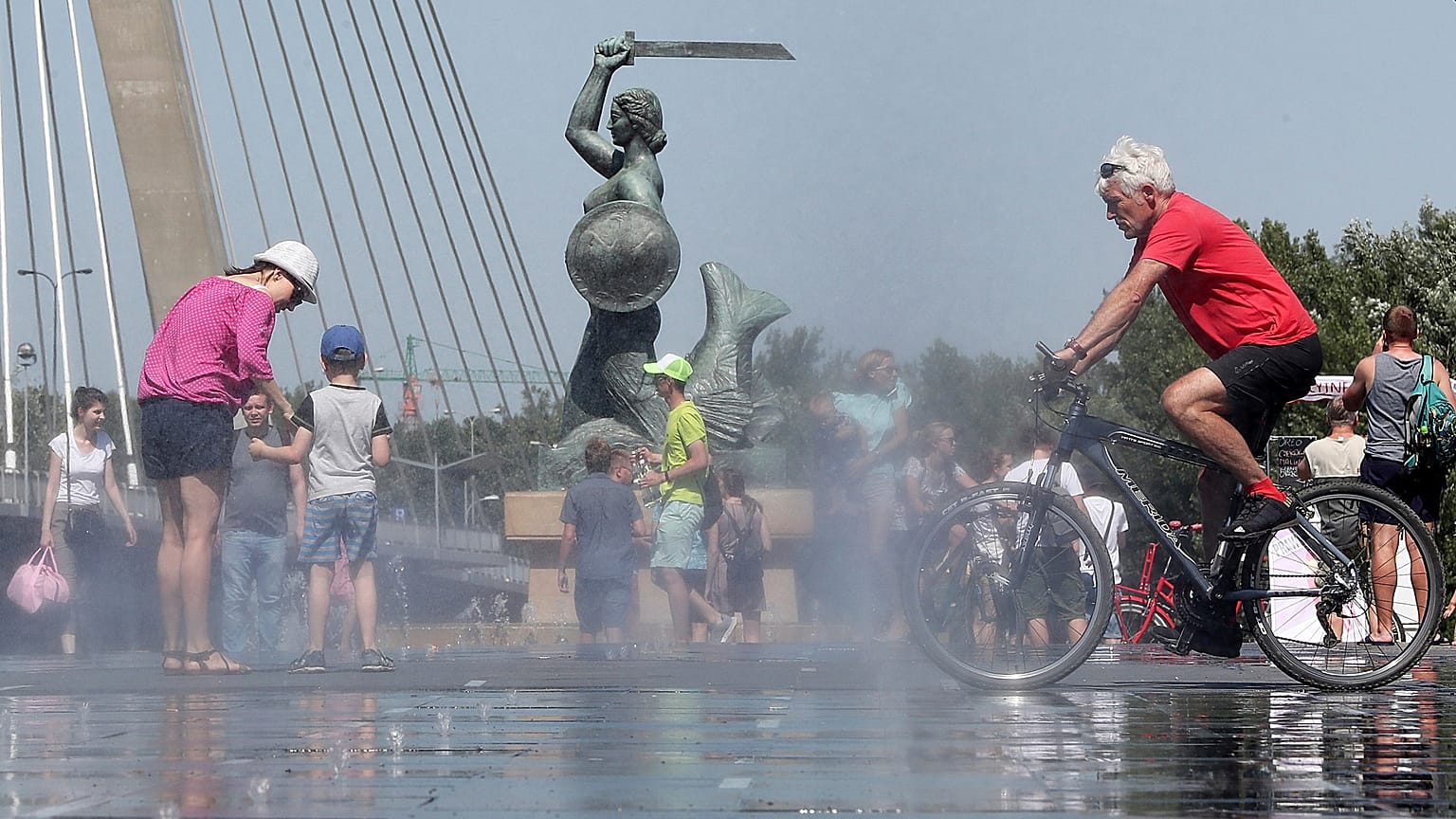 Люди на набережной Вислы во время волны жары, Варшава, июнь 2019 года.