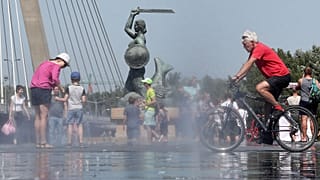 Люди на набережной Вислы во время волны жары, Варшава, июнь 2019 года.