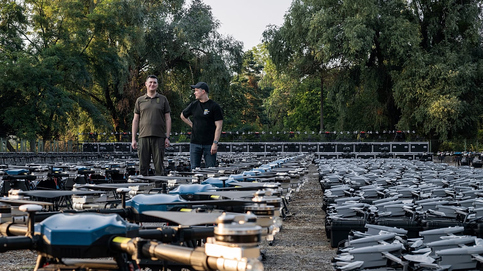 Mykhailo Fedorov, ministre ukrainien de la transformation numérique, à droite, et Yuriy Shchygol, chef du Service des communications spéciales de l'État, et 1700 drones, 25/07