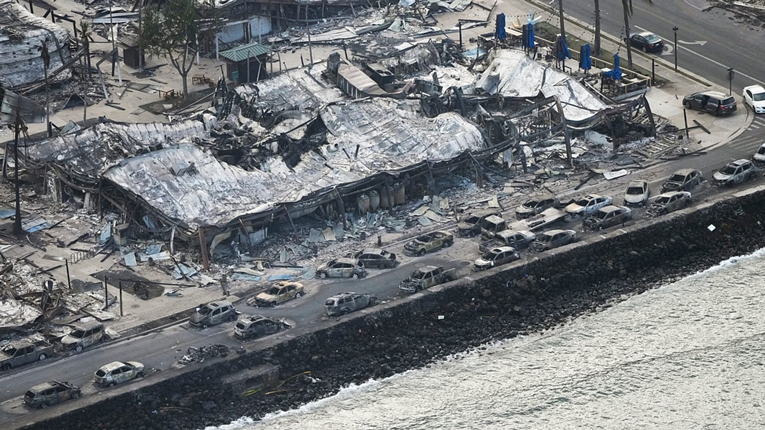 Una calle devastada en Lahaina, Hawái, el 11 de agosto de 2023