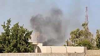 دخان يتصاعد خلال الاشتباكات بين الميليشيات المتناحرة في طرابلس بليبيا