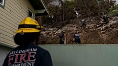 Hawaii'de enkaz kaldırma çalışmaları yapan itfaiyeci ekipleri