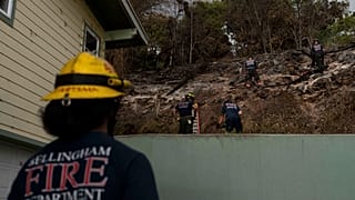 Hawaii'de enkaz kaldırma çalışmaları yapan itfaiyeci ekipleri