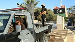 Libysche Sicherheitskräfte stehen Wache