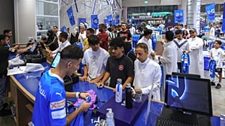 السعودييون يتهافتون على متجر الهلال لشراء نيمار 