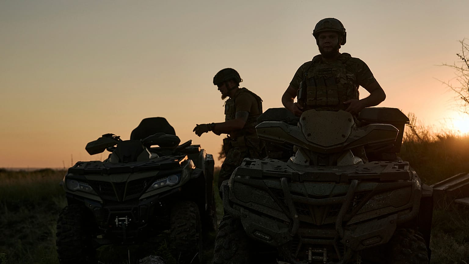 Ukraynalı askerler, Rus güçleriyle kanlı çatışmalara sahne olan Bahmut kenti civarında zırhlı araçlarına binerken