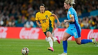 L'Australienne Sam Kerr et l'Anglaise Millie Bright lors de la demi-finale de la Coupe du monde féminine de football à Sydney, Australie, mercredi 16 août 2023.