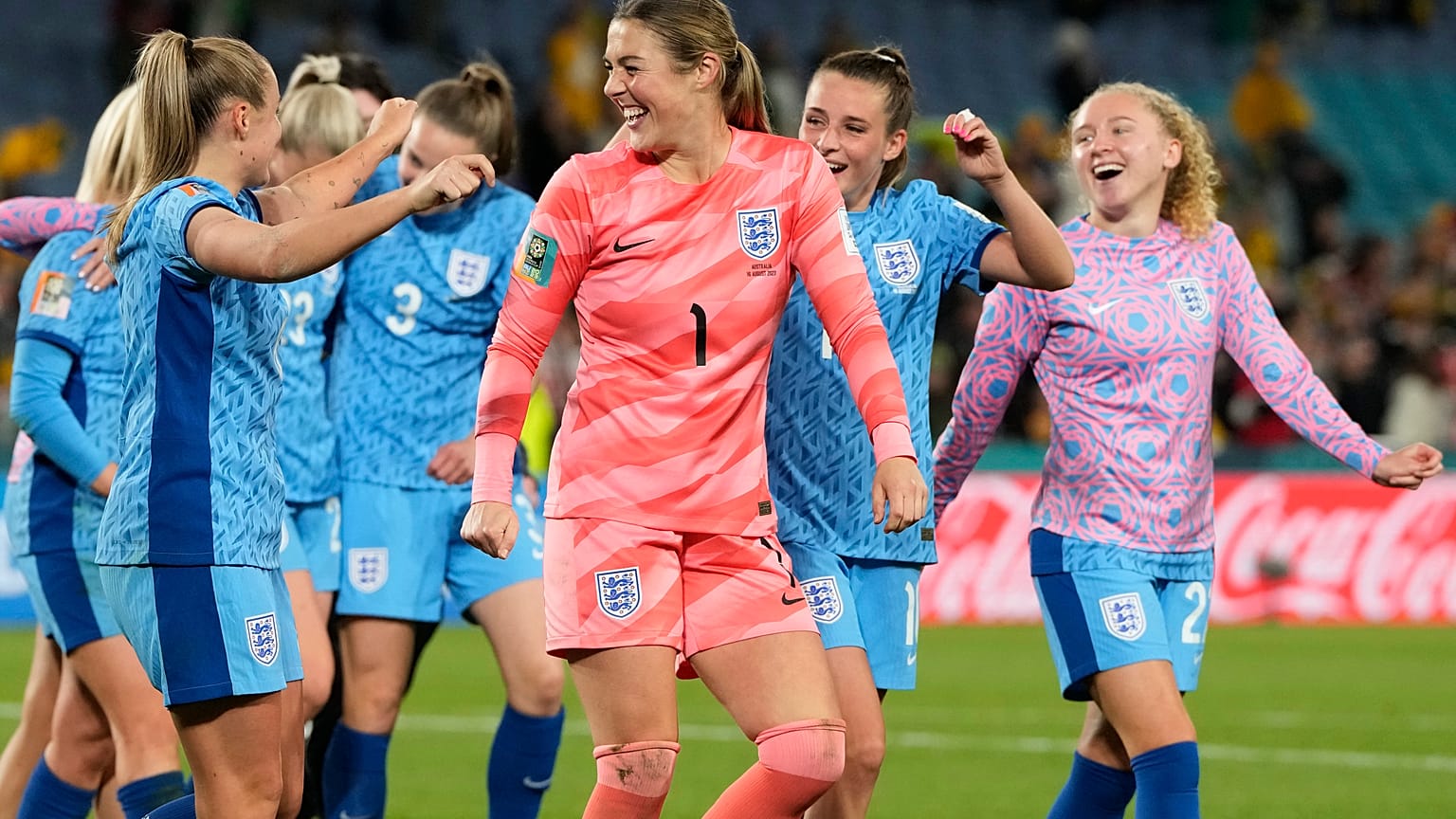 La portera inglesa Mary Earps, en el centro, y sus compañeras de equipo celebran tras su victoria en el partido de semifinales en el Estadio Australia, el 16 de agosto de 2023