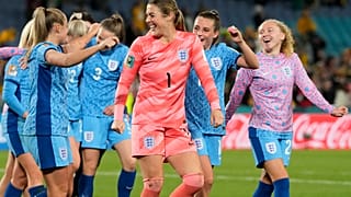La portera inglesa Mary Earps, en el centro, y sus compañeras de equipo celebran tras su victoria en el partido de semifinales en el Estadio Australia, el 16 de agosto de 2023