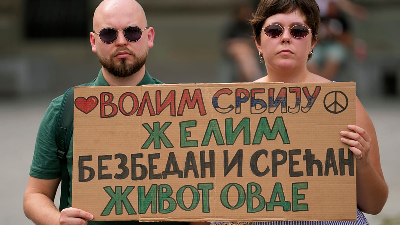 "Szeretjük Szerbiát, biztonságos és boldog életet akarunk itt!" - háborúellenes tüntetők Belgrádban