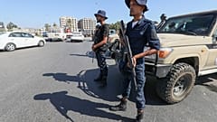 Einheiten der libyschen Sicherheitskräfte überwachen den Verkehr in Tripolis.