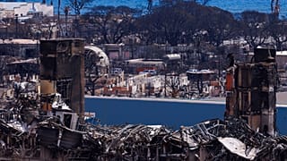 Ερείπια μετά το καταστροφικό πέρασμα της πυρκαγιάς στη Λαχάινα της Χαβάης